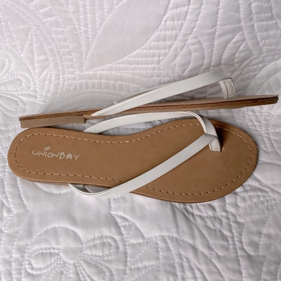 UNIONBAY Women’s Sz6 White Pleather Flip Flops - Picture 5 of 7